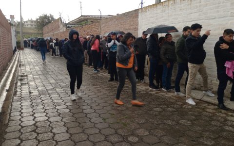 Los seguidores de la Locomotora del Carchi aguantaron lluvia y frío, pero el campeón olímpico los recibió y conversó con ellos.