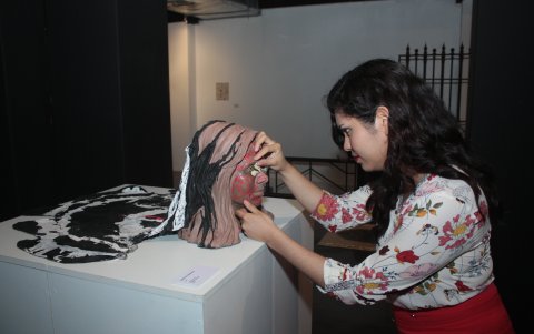 Exposición. Estudiantes plasman entorno, emociones y situaciones personales.
Retrato. Las cicatrices y problemas laborales. Una visión de superación.