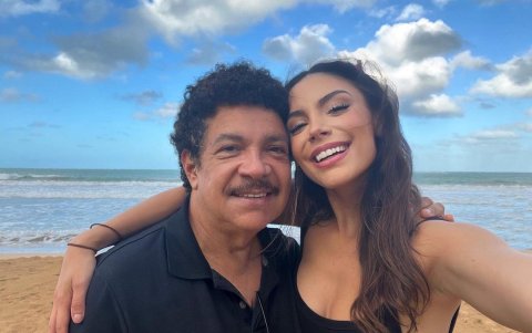 Con su padre, el músico Gustavo Pacheco.