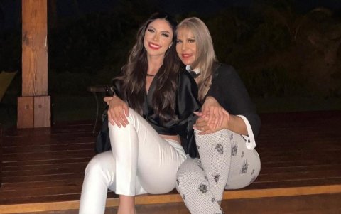 Junto a su madre, la cantante Silvana Ibarra.