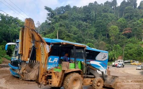 Las maquinarias se hicieron presentes en medio de la carretera