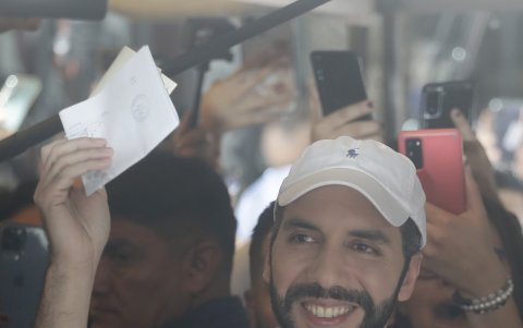 El presidente de El Salvador y candidato a la reelección inmediata, Nayib Bukele, votó este domingo en medio de un fuerte dispositivo de seguridad,.