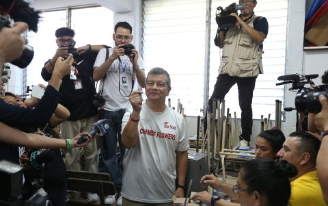El candidato a la Presidencia de El Salvador por el opositor Frente Farabundo Martí para la Liberación Nacional, Manuel Flores, se sumó a los aspirantes que ejercieron el sufragio.