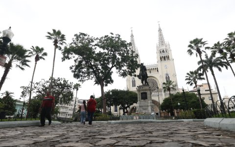 En el parque Seminario llama la atención que se conservan los pisos empedrados.