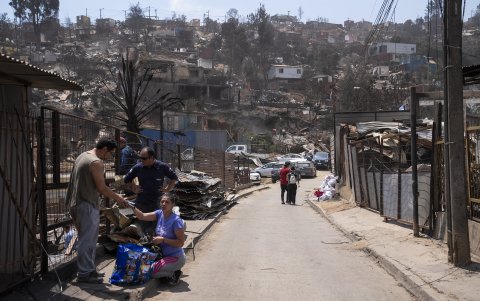 El número de fallecidos en los devastadores incendios que azotan la región de Valparaíso, a 100 kilómetros al oeste de Santiago, aumentó a 99, de los cuales solo 32 han podido ser identificados, i