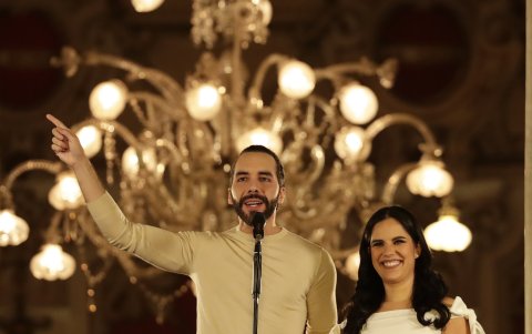 El actual presidente y ganador de la reelección, Nayib Bukele, habla desde el Palacio Nacional junto a su esposa Gabriela Rodríguez de Bukele