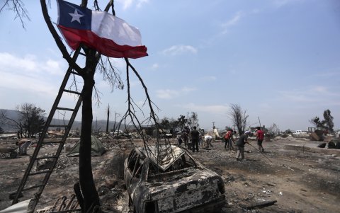 En Pompeya, epicentro de la emergencia, personal de socorro recoge escombros, tras los incendios del día viernes 2 de febrero de 2024, en la zona de Viña del Mar, Región de Valparaiso (Chile).