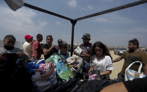 Personas llegan en camión a repartir ropa para las personas damnificadas en el campamento irregular “Pompeya” , tras los incendios del día viernes 2 de febrero de 2024, en la zona de Viña del Mar.