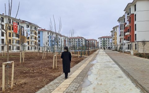 Una persona transita entre las edificaciones levantadas para a miles de los damnificados por el terremoto en Turquía el 6 de febrero de 2023.