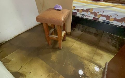 El agua ingresó al interior de las viviendas.