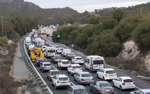 Decenas de tractores y camiones colapsan las carreteras de España por la protesta de los agricultores ante por las malas condiciones del sector.