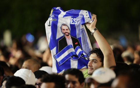 Simpatizantes escuchan el discurso del actual presidente y ganador de la reelección en El Salvador, Nayib Bukele, en San Salvador (El Salvador).
