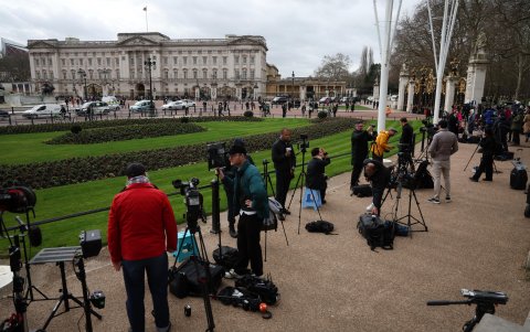 Los periodistas permanecen en las cercanías del Palacio de Buckingham.