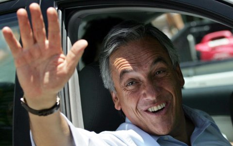 Fotografía de archivo fechada el 14 de enero de 2006 del expresidente chileno Sebastián Piñera (2010-2014, 2018-2022) durante un acto de campaña en Santiago (Chile).