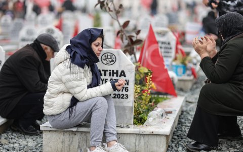 Varias personas se acercan a visitar a su familiar, tras el terremoto que sacudió el sur de Turquía