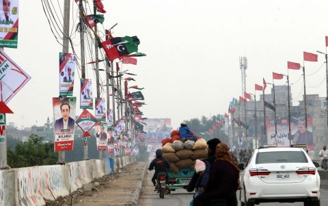 Carteles con fotos de los candidatos en las calles de Karachi.