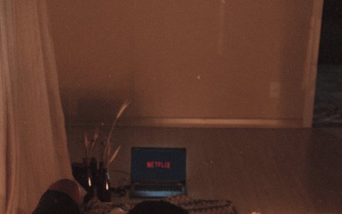 Cita en casa viendo Netflix.