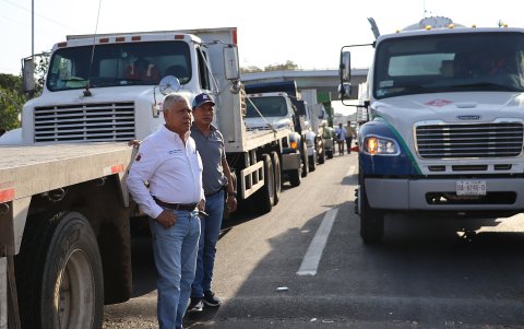 Transportistas bloquean una avenida, en Ciudad Juárez (México), pese al anuncio del Gobierno mexicano de un acuerdo previo para evitar estas acciones.