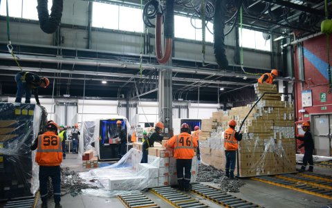 Embarques. Las flores llegan a las bodegas de acopio en el aeropuerto una hora antes del embarque.