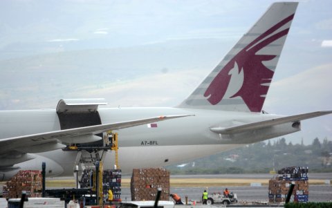 Transporte. Una vez analizada la carga, que no contenga droga u otro elemento ilegal, las flores son embarcadas a la aeronave.