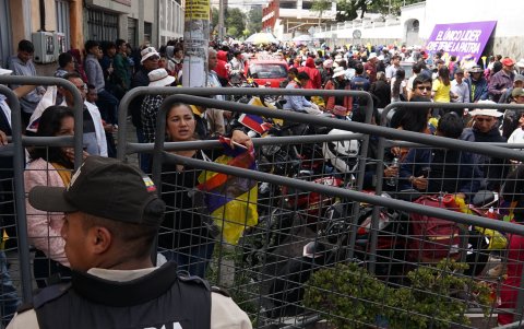 En los exteriores de la Asamblea hubo muestras de apoyo y rechazo al aumento del IVA.
