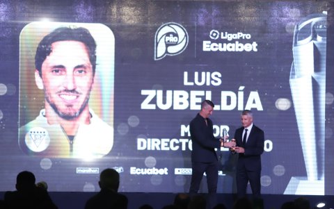 Santiago Jácome (d) recibió el premio de mejor entrenador por pedido de Luis Zubeldía.