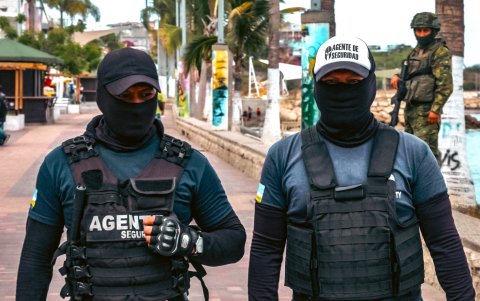 Policías metropolitanos y militares resguardanl el malecón de La Libertad.