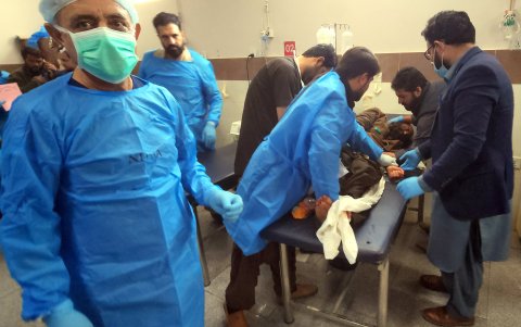 Un hombre que resultó herido en una explosión en una oficina de campaña electoral en el distrito de Pishin es trasladado a un hospital en Quetta, capital de la provincia de Baluchistán.