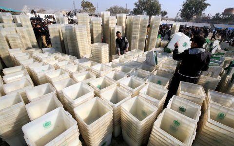 Los funcionarios electorales reciben urnas y material electoral en vísperas de las elecciones generales, en Peshawar, capital de la provincia de Khyber-Pakhtunkhwa, Pakistán, el 7 de febrero de 2024.