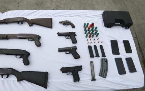 Entre las evidencias se encontraron armas largas y cortas.