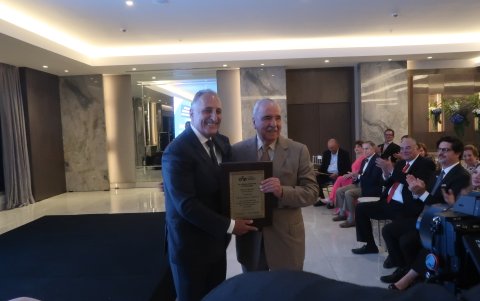 Bruno Leone entrega un reconocimiento a Agustín Jiménez, uno de los pioneros en la industria atunera.