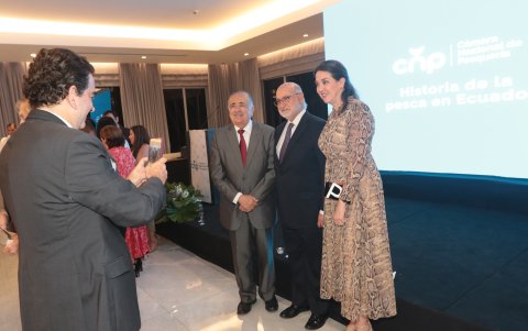 Luis García toma la foto a Alberto Molina, José Vicente Maldonado y Caterina Costa.