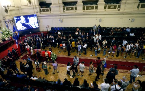 Fotografía del funeral del expresidente de Chile Sebastián Piñera hoy, en la antigua sede del Congreso en Santiago (Chile).