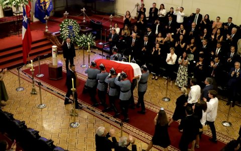 Agentes de la escolta presidencial sostienen el ataúd con el cuerpo del expresidente de Chile Sebastián Piñera, en la antigua sede del Congreso en Santiago (Chile).