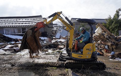 Retiro de escombros con maquinaria pesada en Suzu, prefectura de Ishikawa (Japón), el 31 de enero de 2024.