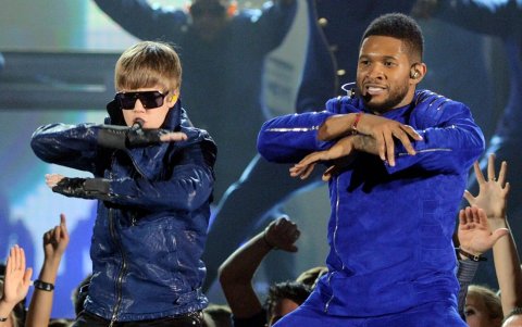 Justin Bieber junto a Usher en 2011.