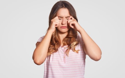 Elrascado frecuente y vigoroso puede dañar la córnea