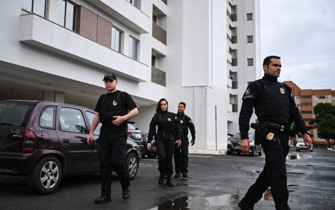 Agentes de la Policía Federal salen de la vivienda del exministro y general del Ejército Augusto Heleno este 8 de febrero de 2024, en Brasilia (Brasil).