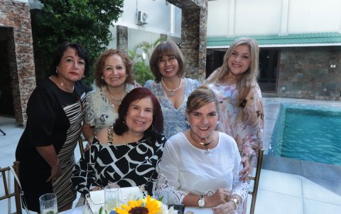 Linner Bolaños, Janet de Donoso, Patricia de Castro, Mónica Muñoz, Mariana Bermeo y Nora Álava.