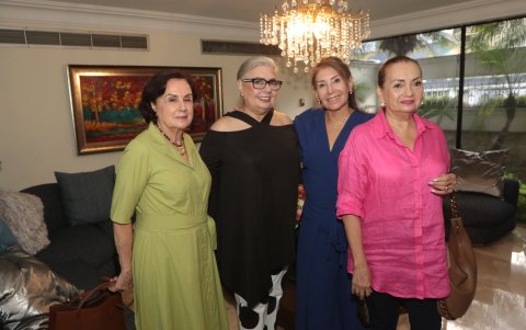 María Rosa Baquerizo, Rachi Briones, Titi de Freire y Lola Briones.