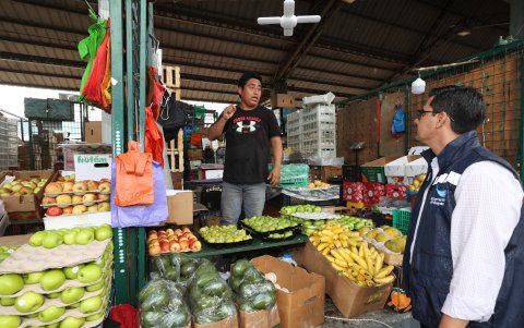 Control.- El intendente de Guayas, Gonzalo Ortega, en operativo en el mercado de mayoristas, en Montebello, en Guayaquil.