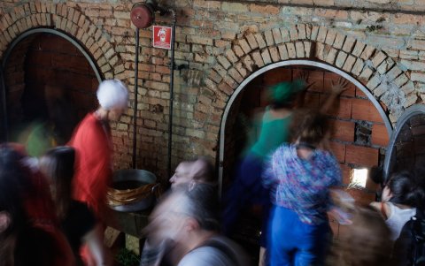 Miembros y admiradores del Teatro Oficina participan en una protesta contra el cierre irregular de los arcos del teatro con ladrillos