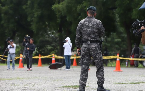 La policía hizo una demostración del alcance que tiene un solo taco de dinamita, de los encontrados en las casas colectivas.