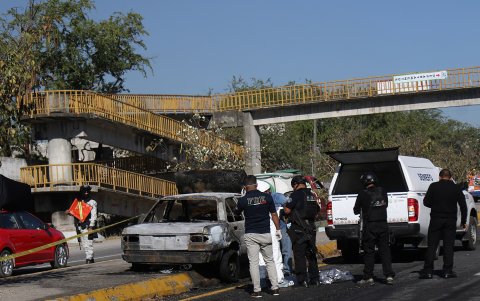 Policías de la fiscalía del estado de Guerrero resguardan la zona donde fue asesinado un taxista el lunes 5 de febrero de 2024, en el municipio de Chilpancingo en el estado de Guerrero (México).