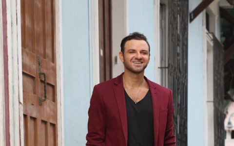 Es soltero y tiene 34 años.