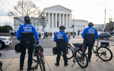 La Policía del Capitolio de EE.UU. vigila mientras los manifestantes se reúnen en la Corte Suprema en Washington, DC, EE.UU., 08 de febrero de 2024.