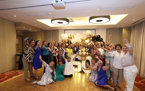 Las 30 exalumnas iniciaron la celebración con una misa de acción de gracias en la capilla del colegio. Luego se dirigieron a los salones del hotel Radisson, donde disfrutaron de un delicioso almuerzo.