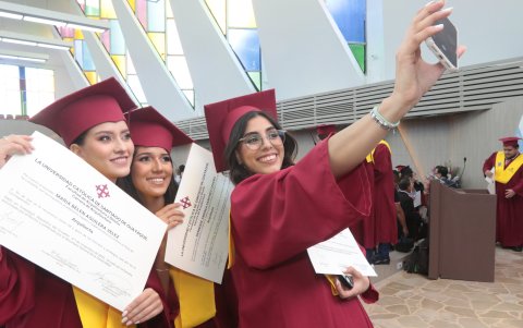 Dennise Sánchez, María Daniela Cabello y María Belén Aguilera muestran sus diplomas en una selfie.