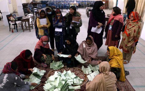 Los funcionarios electorales cuentan las papeletas en un colegio electoral al concluir las elecciones generales, en Islamabad, Pakistán, el 8 de febrero de 2024.