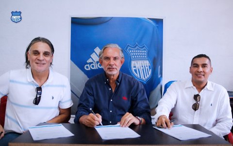 Gente azul: Carlos Juárez, José Pïleggi presidente delEmelec, y Robert Aguilar, entrenador.